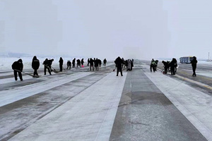 信陽(yáng)明港機(jī)場(chǎng)抗擊冰雪，護(hù)航旅客回家路